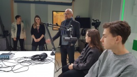 Erikos Straigytės nuotraukoje: jaunieji žurnalistai 15min.lt studijoje su Audriumi Ožalu ir Elena Varnauskaite Erikos Straigytės nuotraukoje: jaunieji žurnalistai 15min.lt studijoje su Audriumi Ožalu ir Elena Varnauskaite